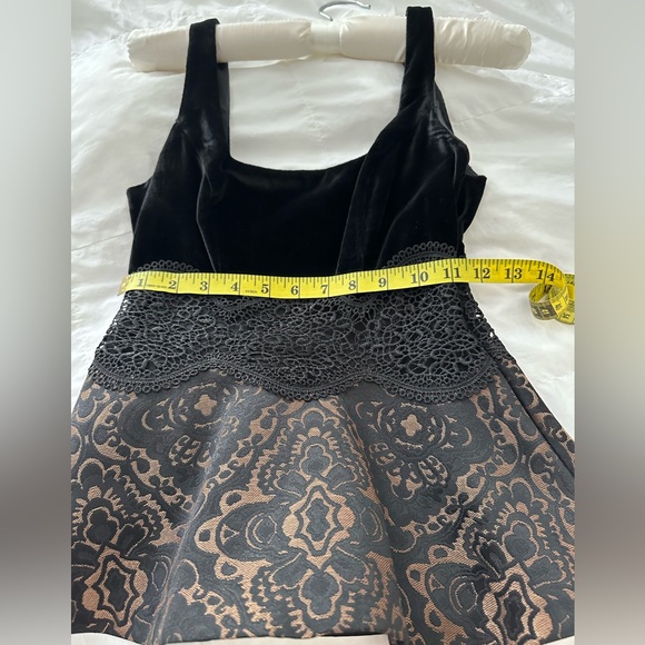 BEBE peplum fancy top size 00 like new - Picture 2 of 5